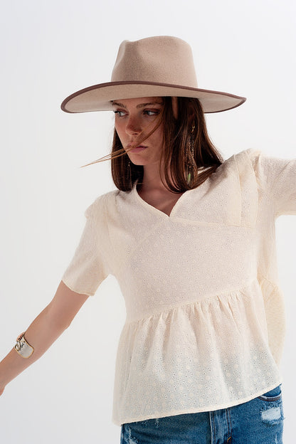Top Beige con sobrefalda y bordado inglés