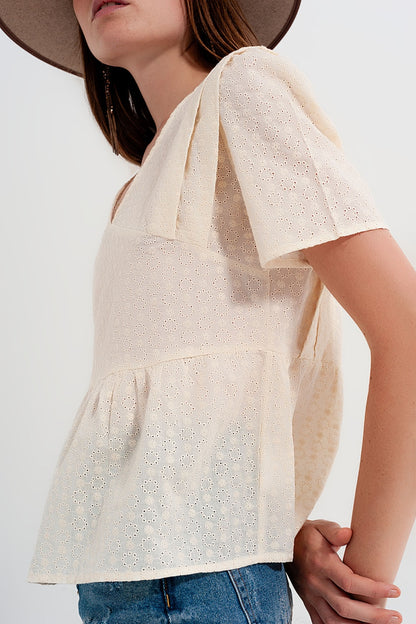 Top Beige con sobrefalda y bordado inglés