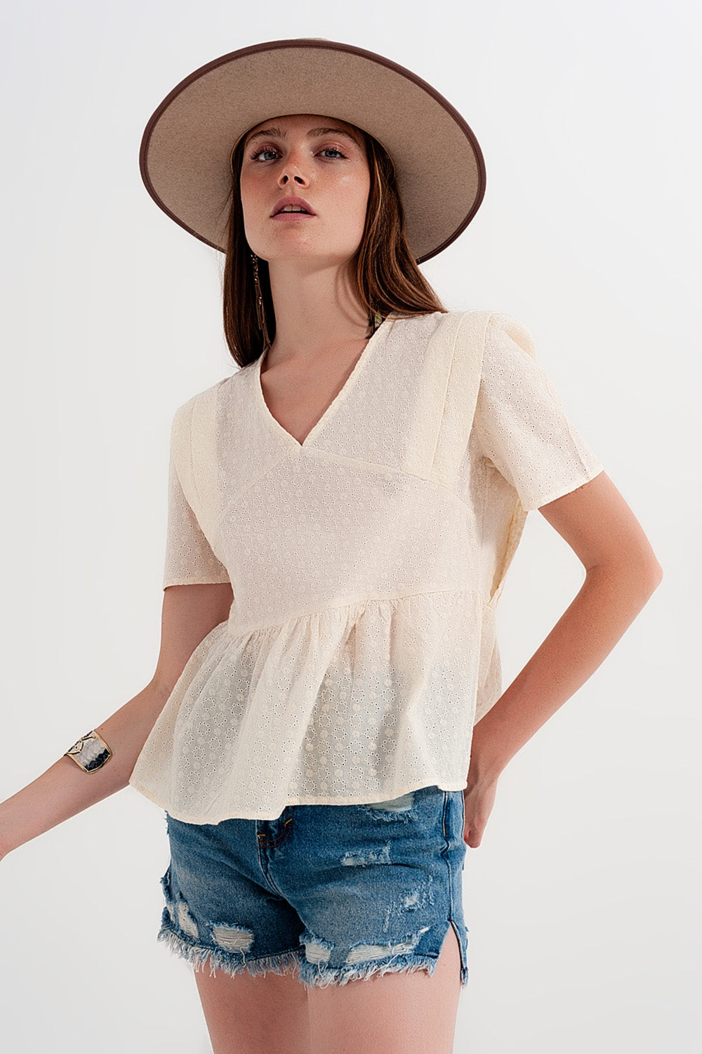 Top Beige con sobrefalda y bordado inglés