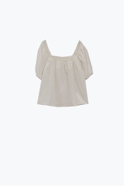 Top Blanco Con Escote Cuadrado Y Mangas Cortas