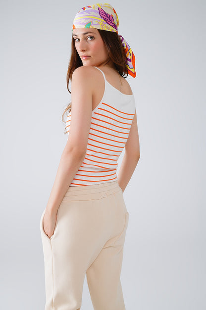 Top blanco con rayas en naranja y tirantes finos