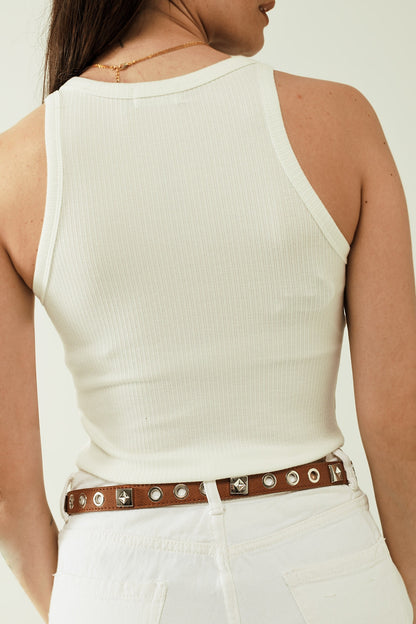 Top blanco sin mangas con detalles acanalados