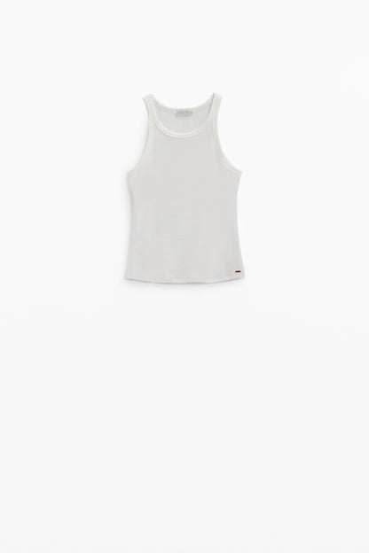 Top blanco sin mangas con detalles acanalados