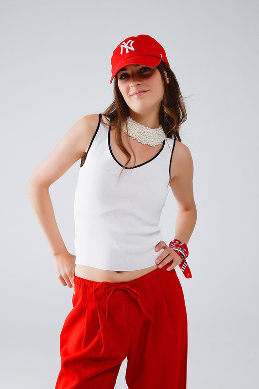 Q2 Top Blanco Sin Mangas Con Escote Crew Neckline Y Ribete Negro