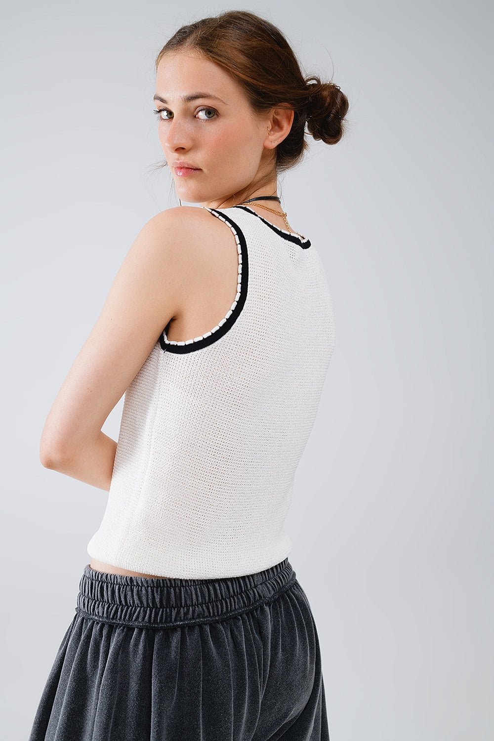 Top blanco sin mangas de punto con detalle de ribete blanco y negro