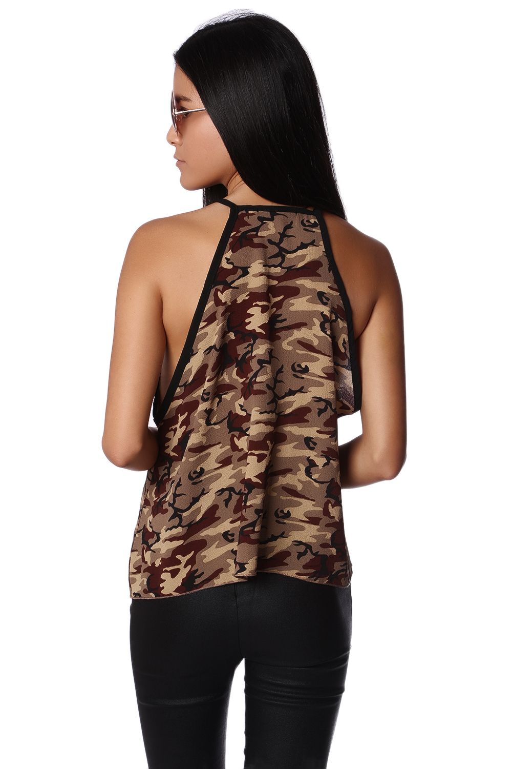 Top con bajo asimétrico y estampado camuflaje caqui