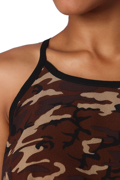Top con bajo asimétrico y estampado camuflaje marron