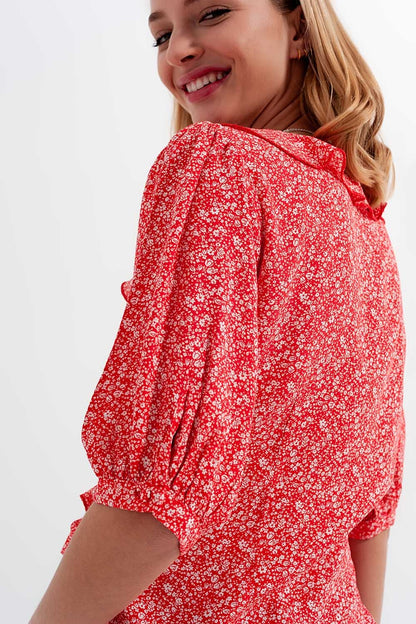 Top con diseño cruzado y estampado de flores en rojo