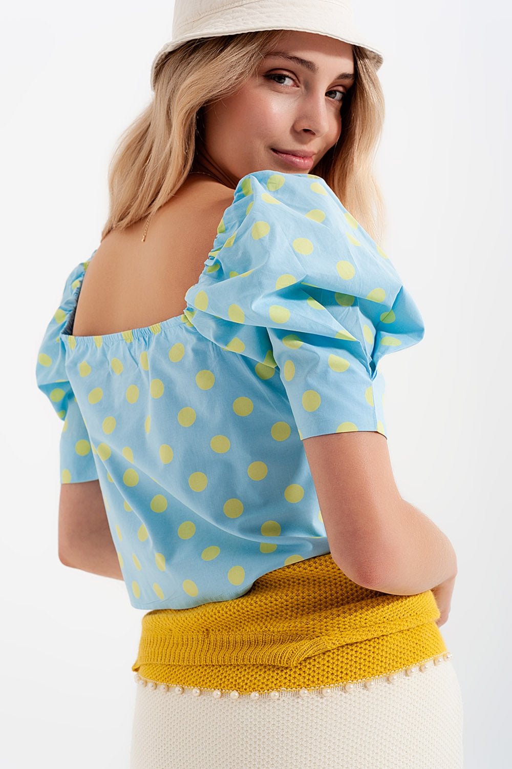 Top con escote cuadrado mangas abullonadas y estampado de lunares azul y verde