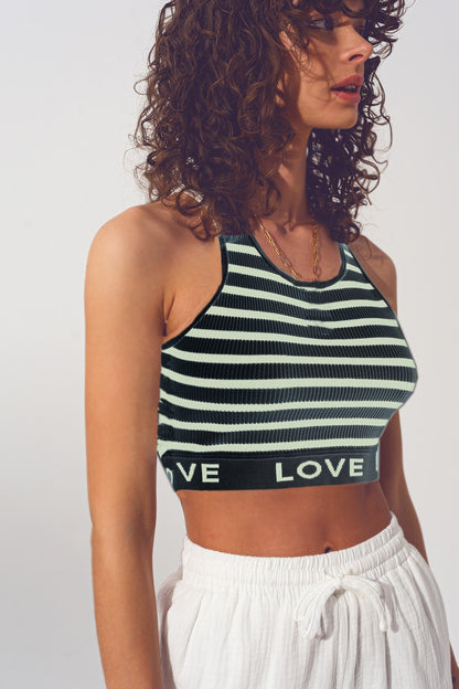 Top corto a rayas con texto Love en negro y beige