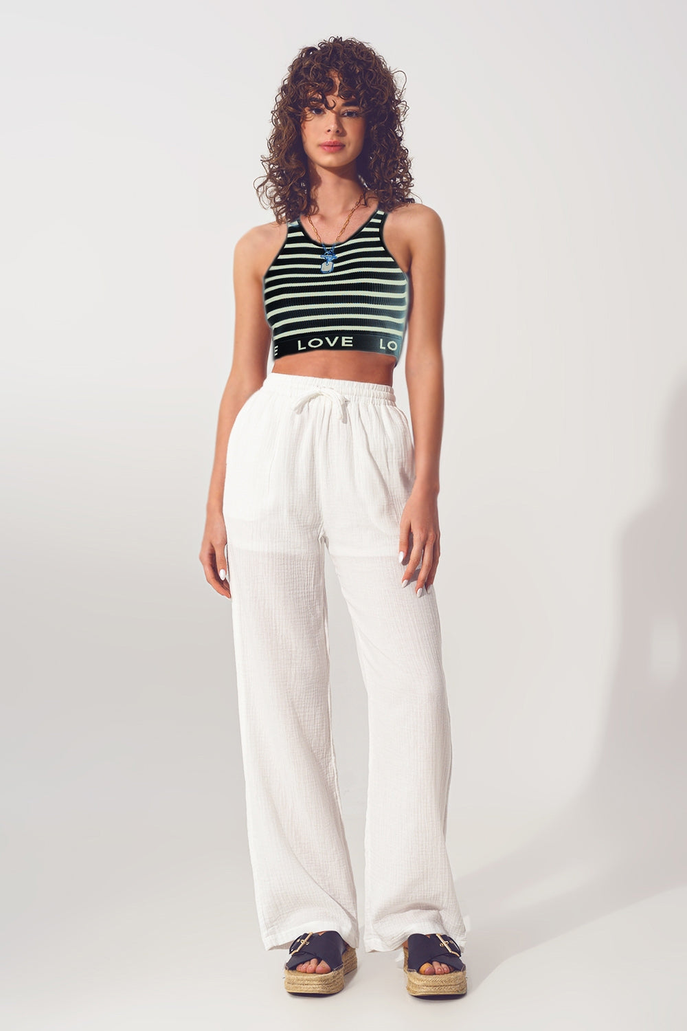 Top corto a rayas con texto Love en negro y beige