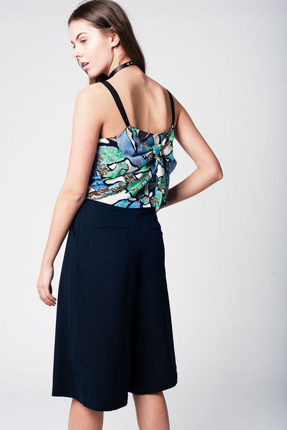 Top corto azul con estampado de hojas