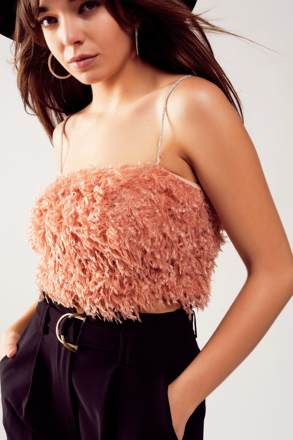 Top corto color rosa de tirantes de plumas sintéticas