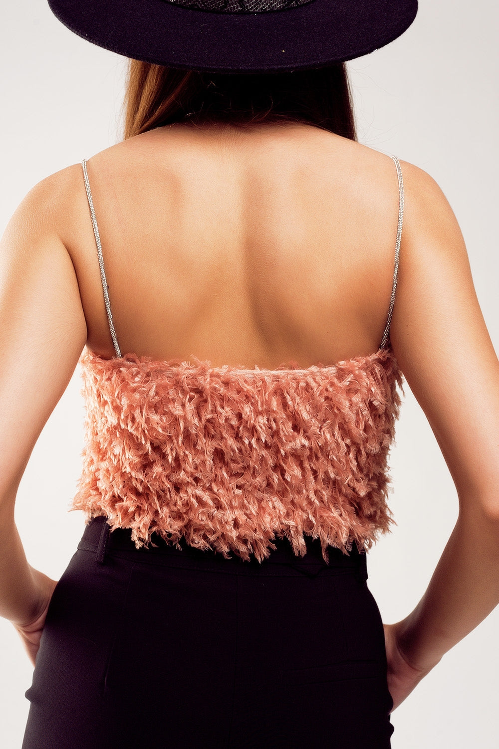 Top corto color rosa de tirantes de plumas sintéticas