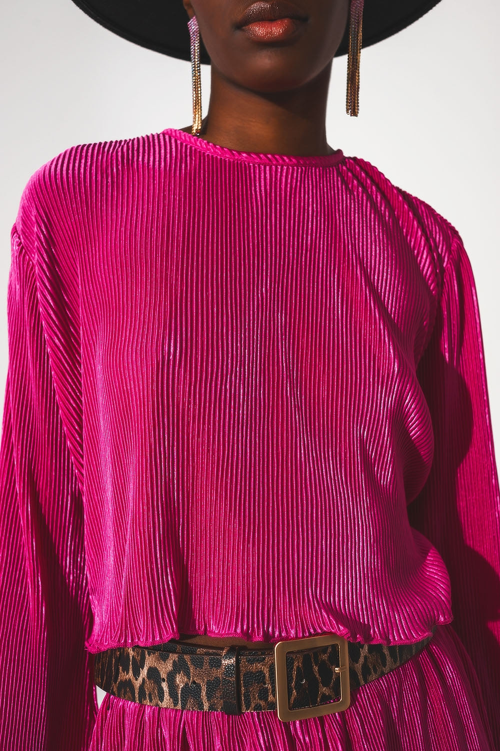 Top corto con cuello redondo plisado en fucsia