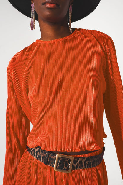 Top corto con cuello redondo plisado en naranja