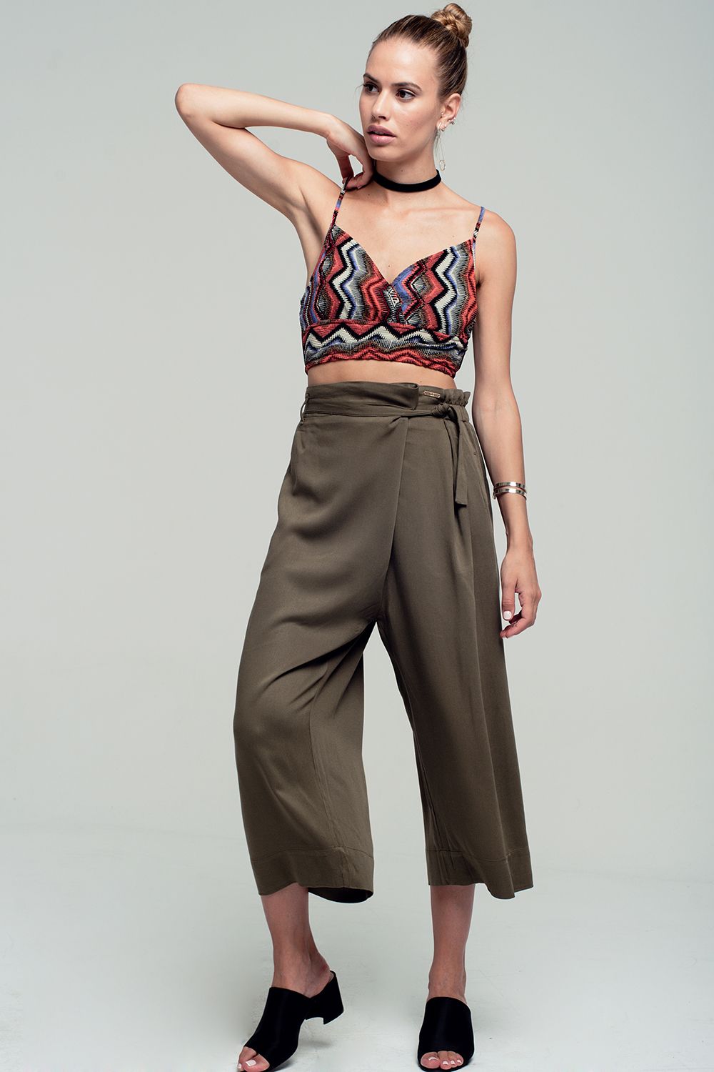 Top corto con diseño cruzado y estampado tribal en rojo