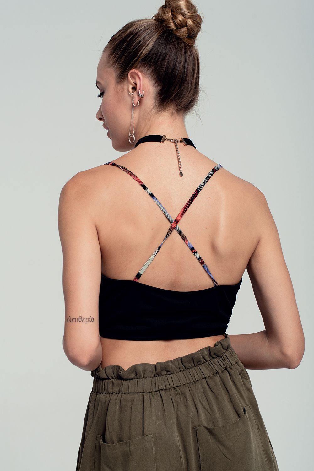 Top corto con diseño cruzado y estampado tribal en rojo