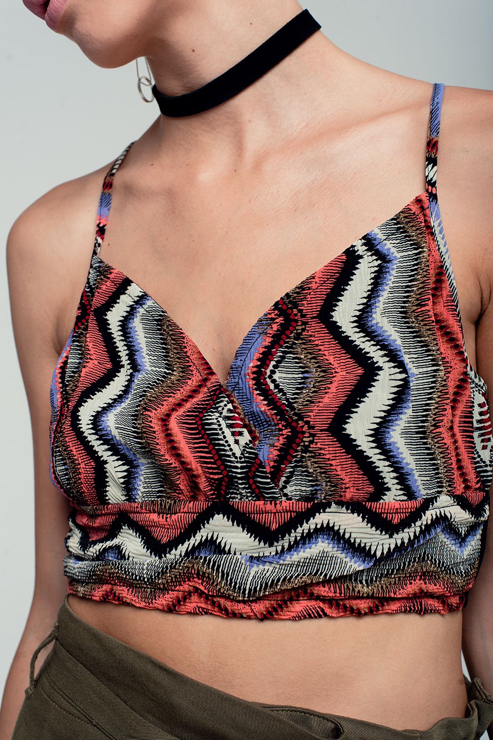 Top corto con diseño cruzado y estampado tribal en rojo