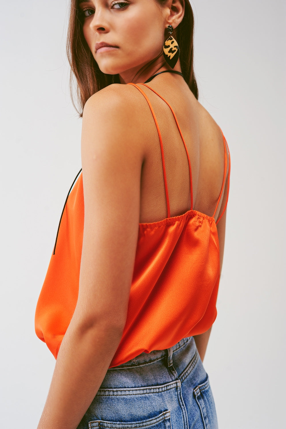 Top corto con tirantes finos en naranja