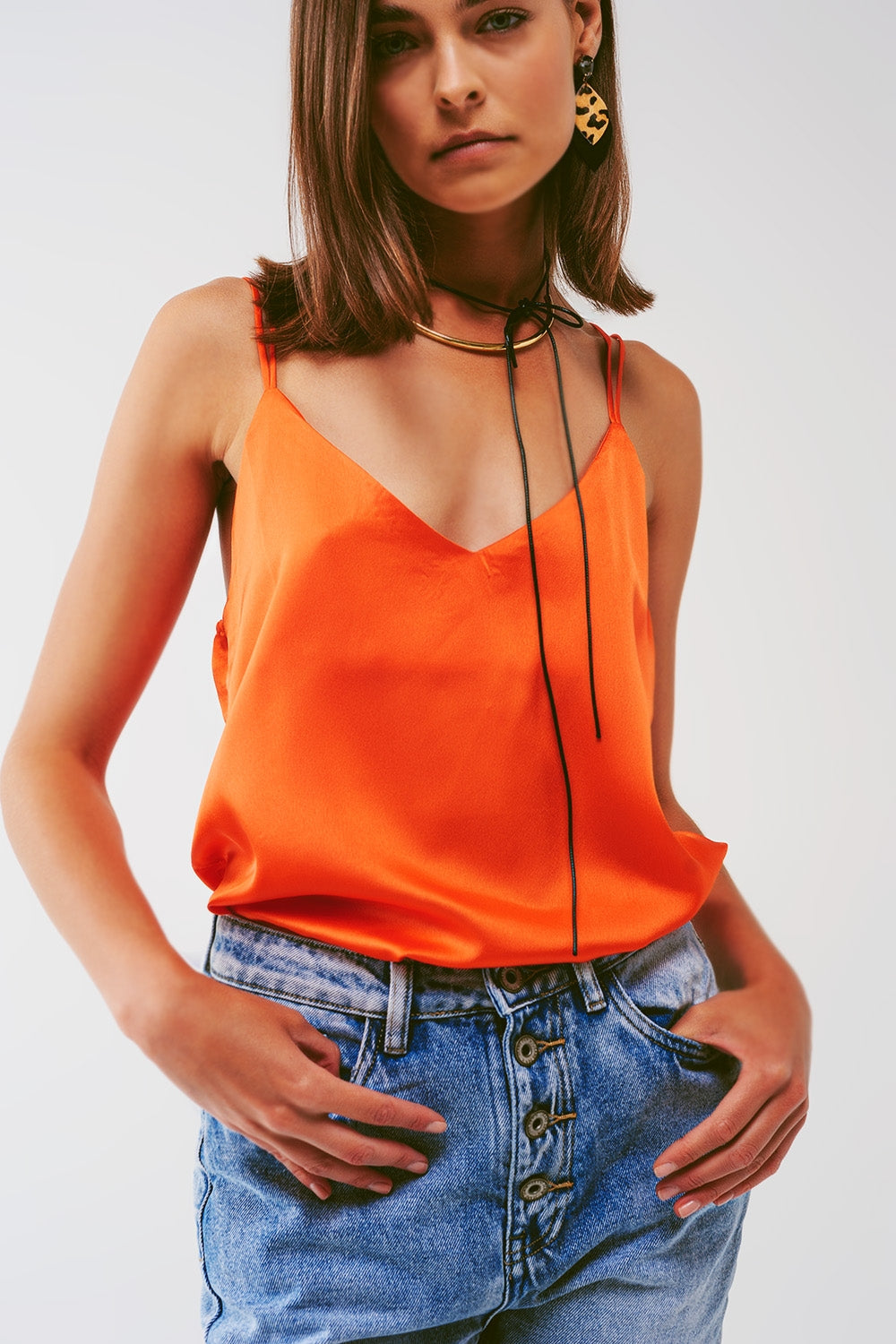 Top corto con tirantes finos en naranja