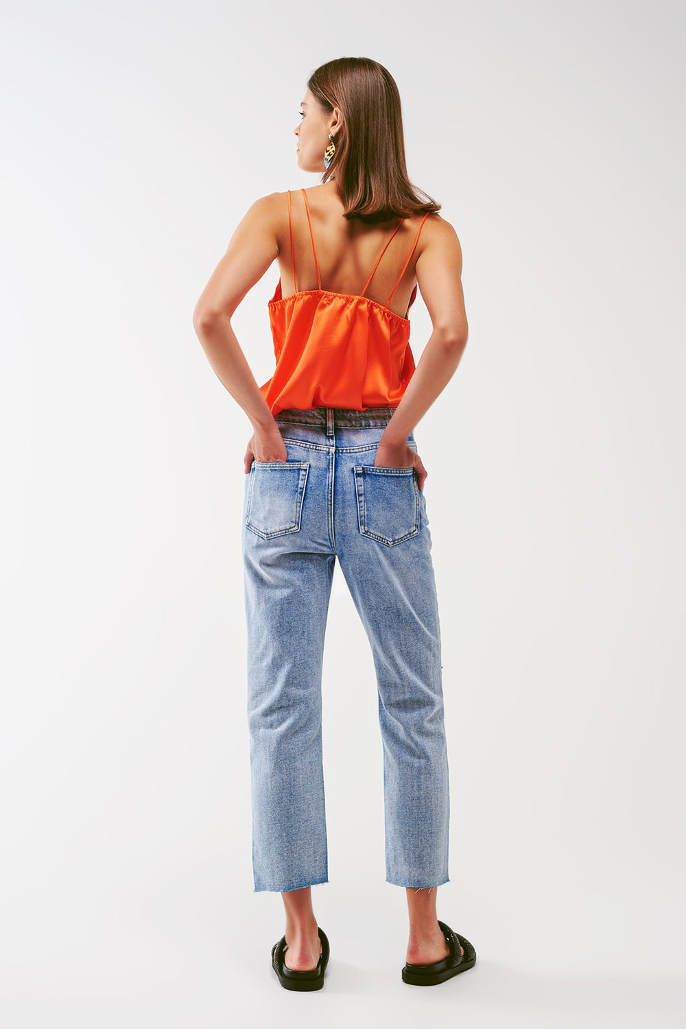 Top corto con tirantes finos en naranja