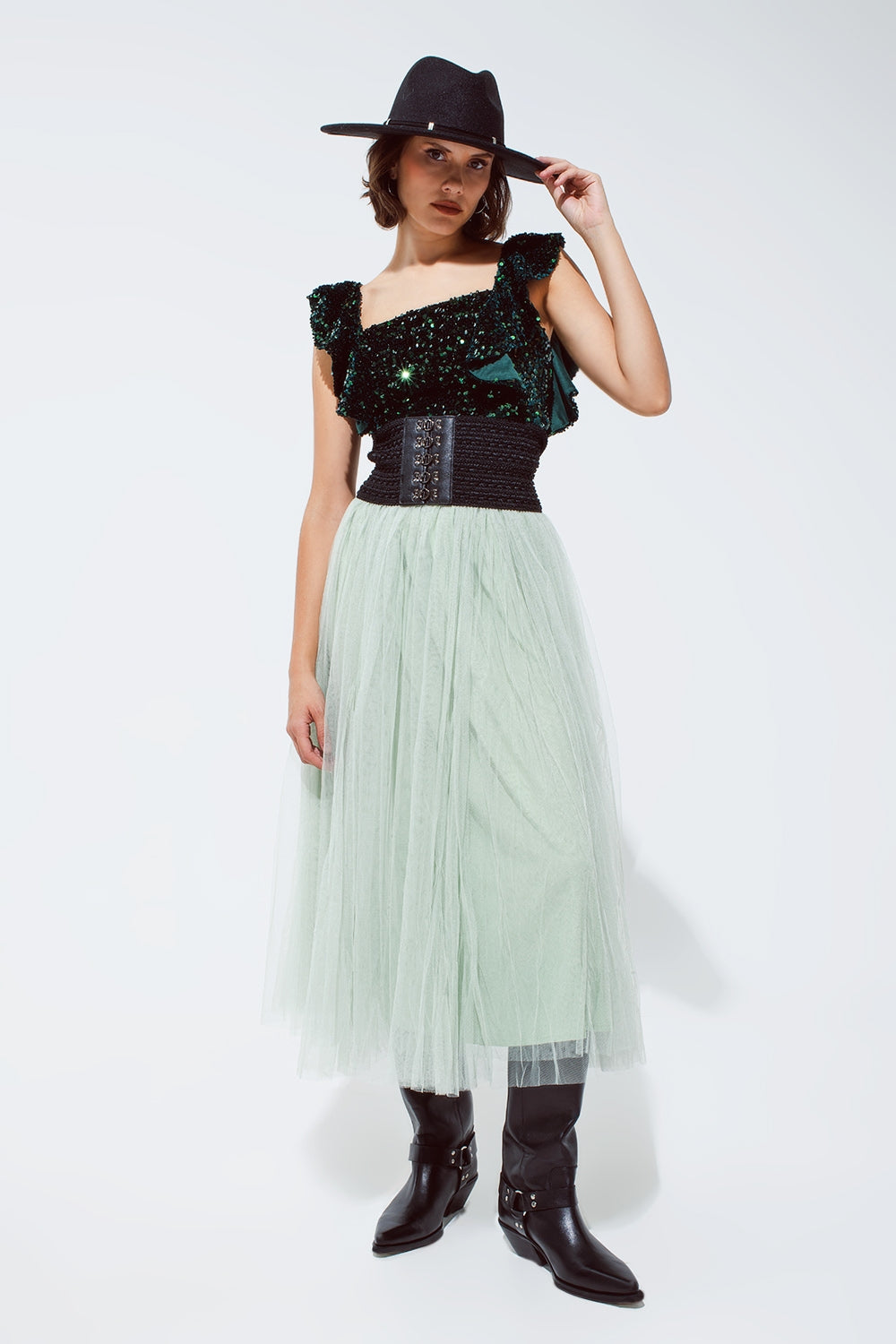 top corto de lentejuelas en verde con tirantes anchos