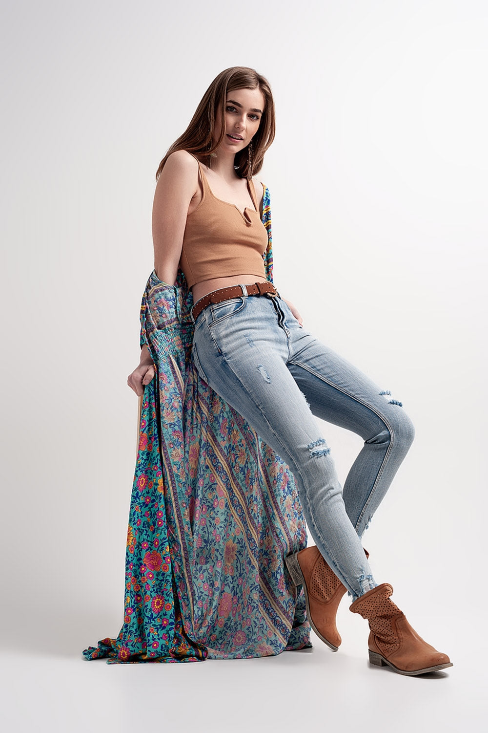 Top corto en color beige con escote cuadrado de canalé