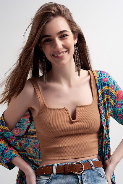 Top corto en color beige con escote cuadrado de canalé