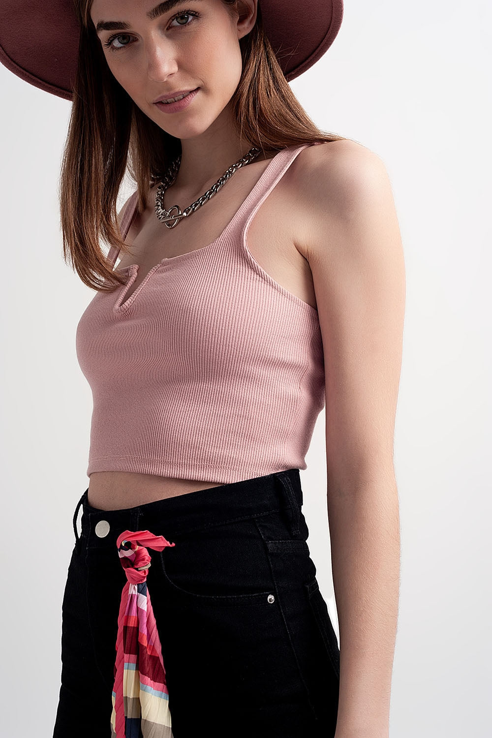 Top corto en color rosa maquillaje con escote cuadrado de canalé