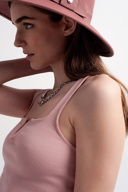 Top corto en color rosa maquillaje con escote cuadrado de canalé
