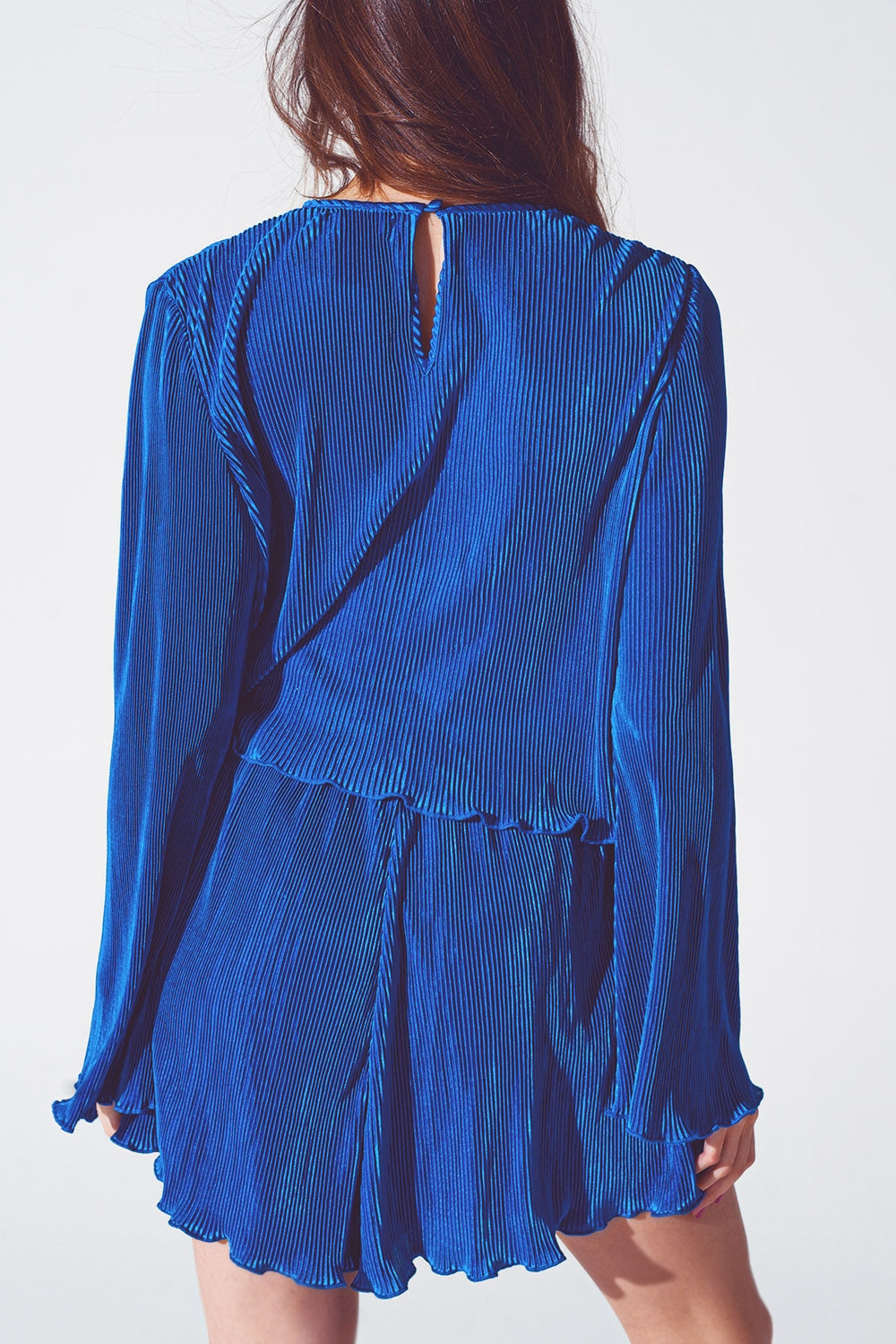 Top corto plisado con cuello redondo en azul