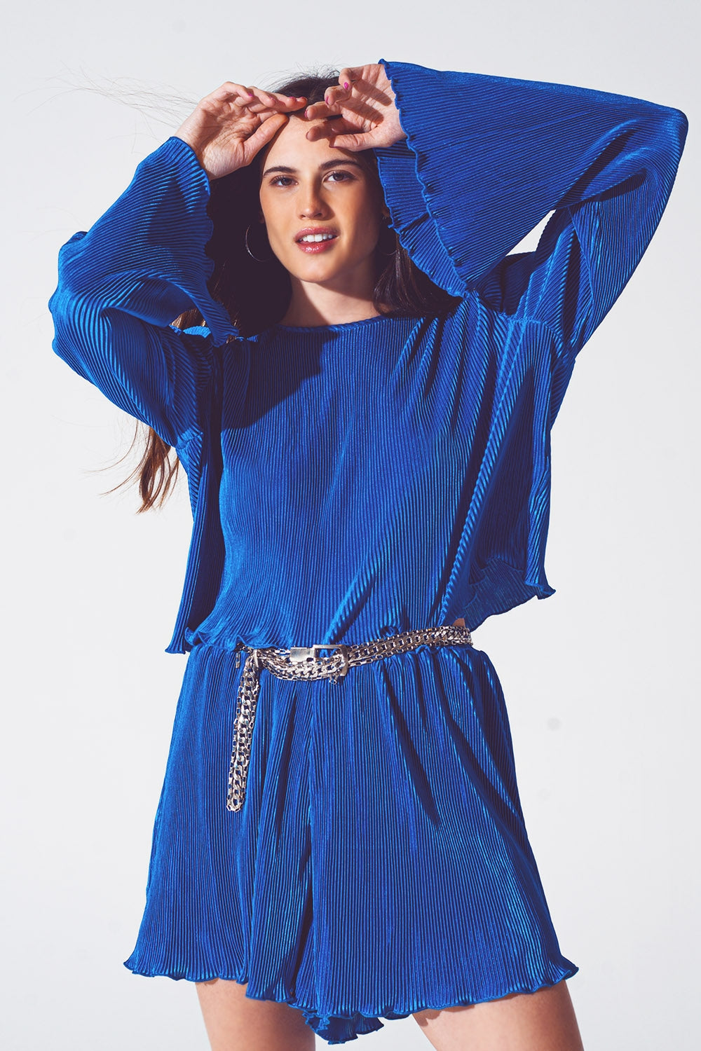 Top corto plisado con cuello redondo en azul