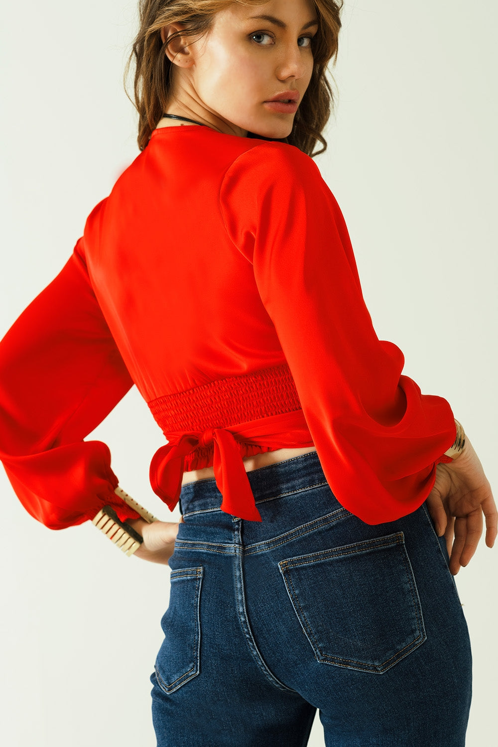 Top corto rojo con mangas largas y anchas