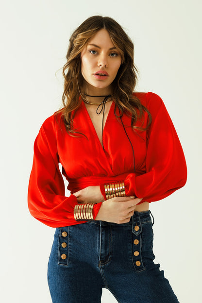 Top corto rojo con mangas largas y anchas