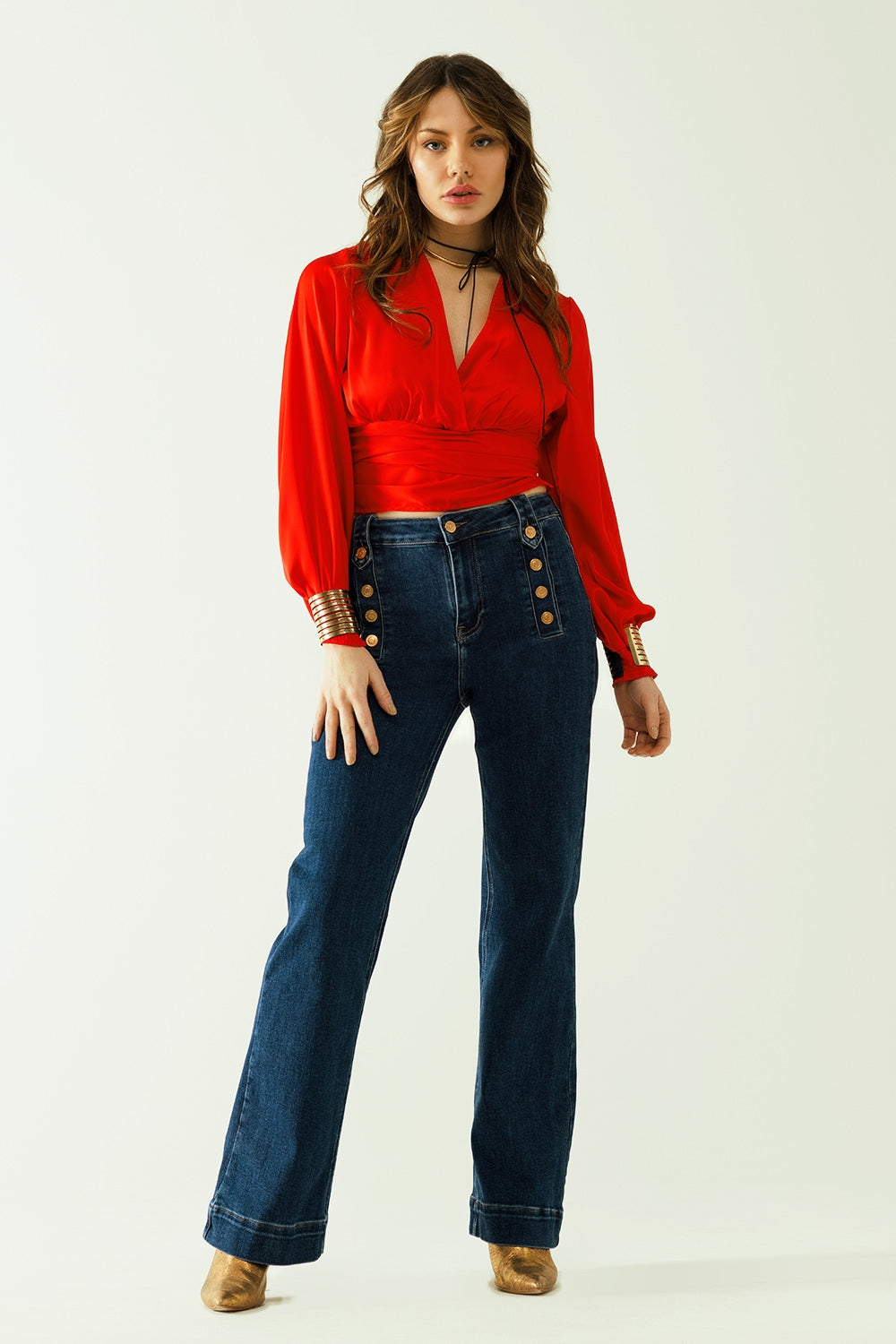 Top corto rojo con mangas largas y anchas