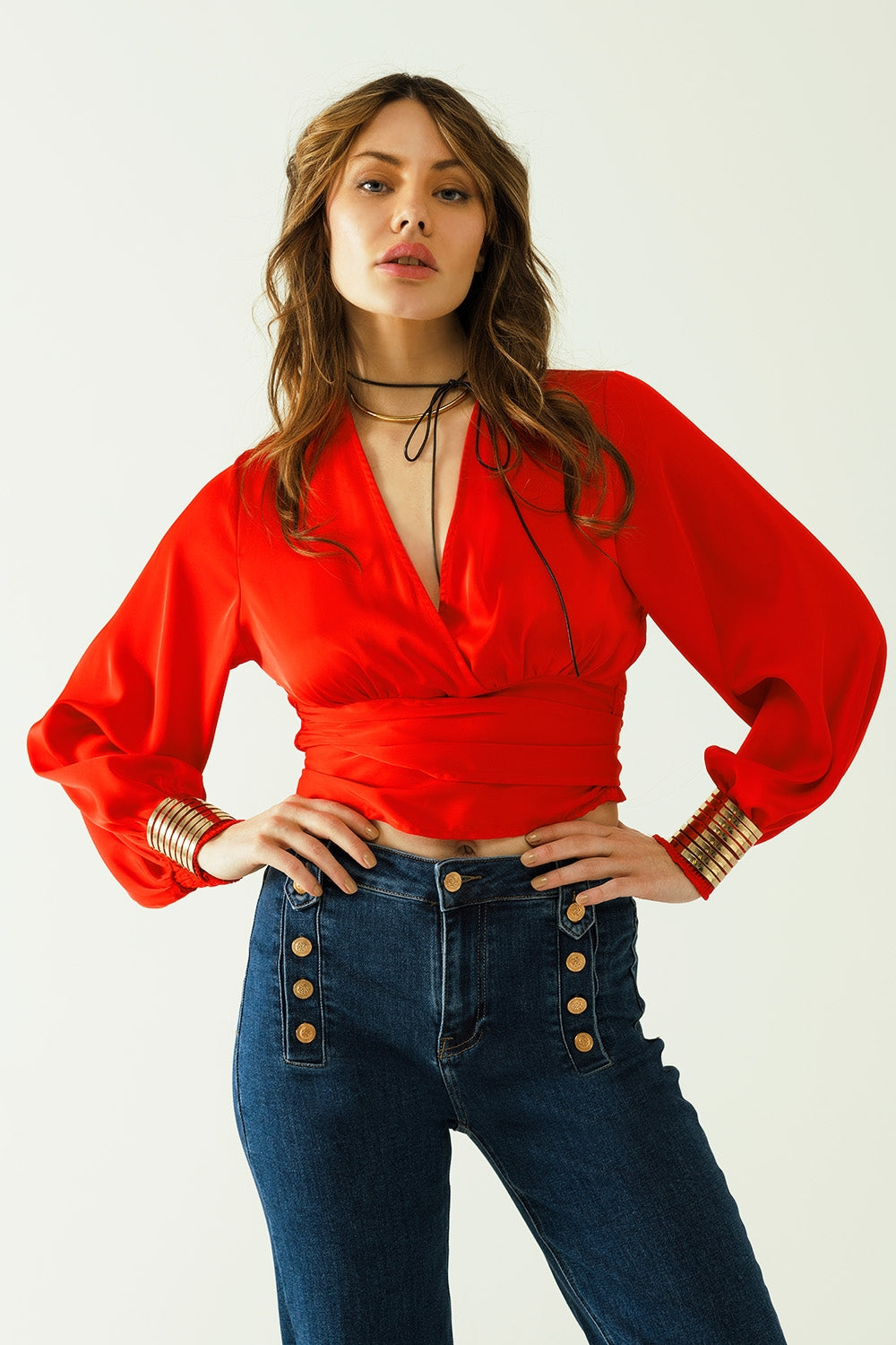 Top corto rojo con mangas largas y anchas