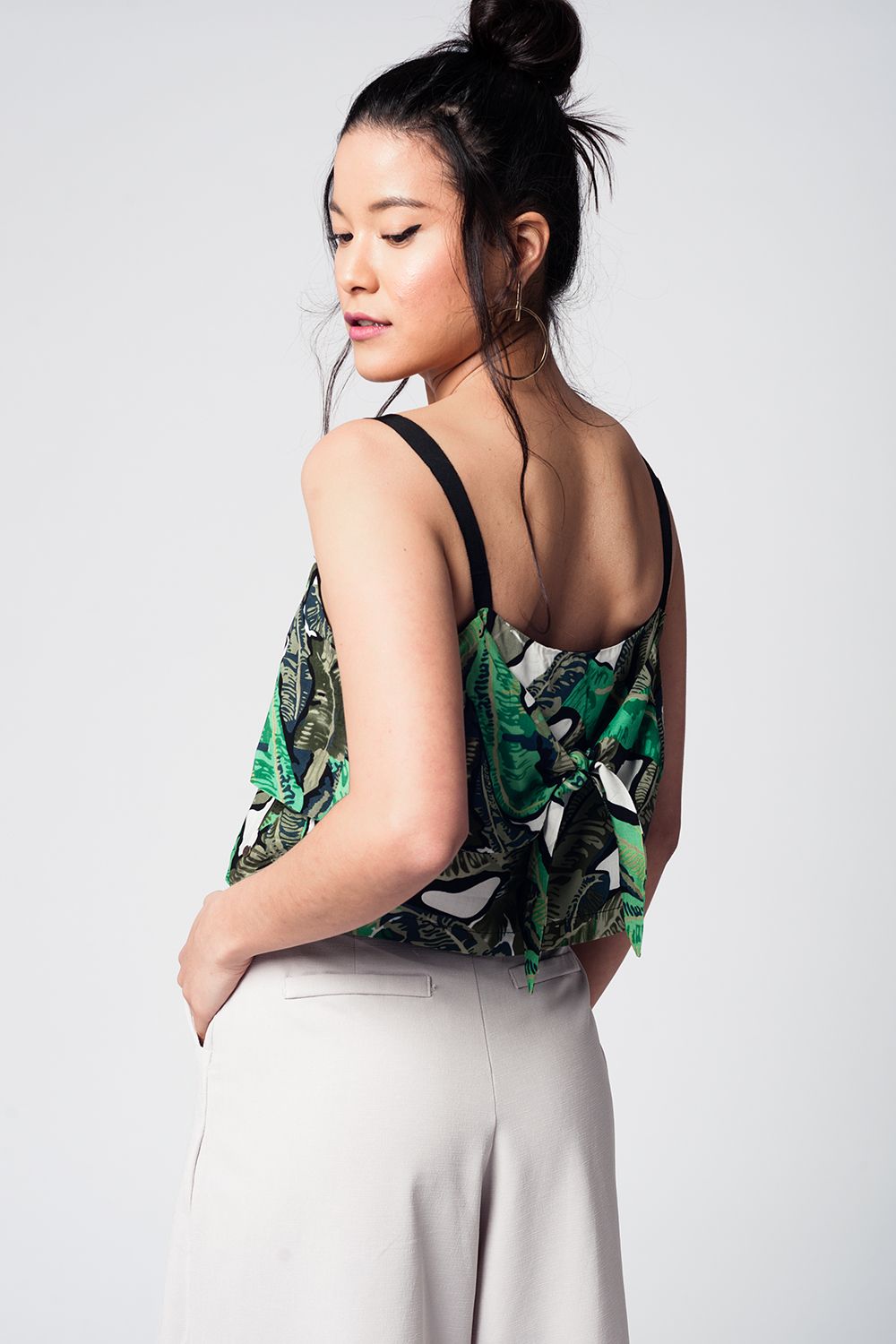 Top corto verde con estampado de hojas