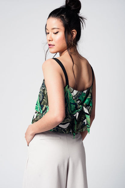 Top corto verde con estampado de hojas