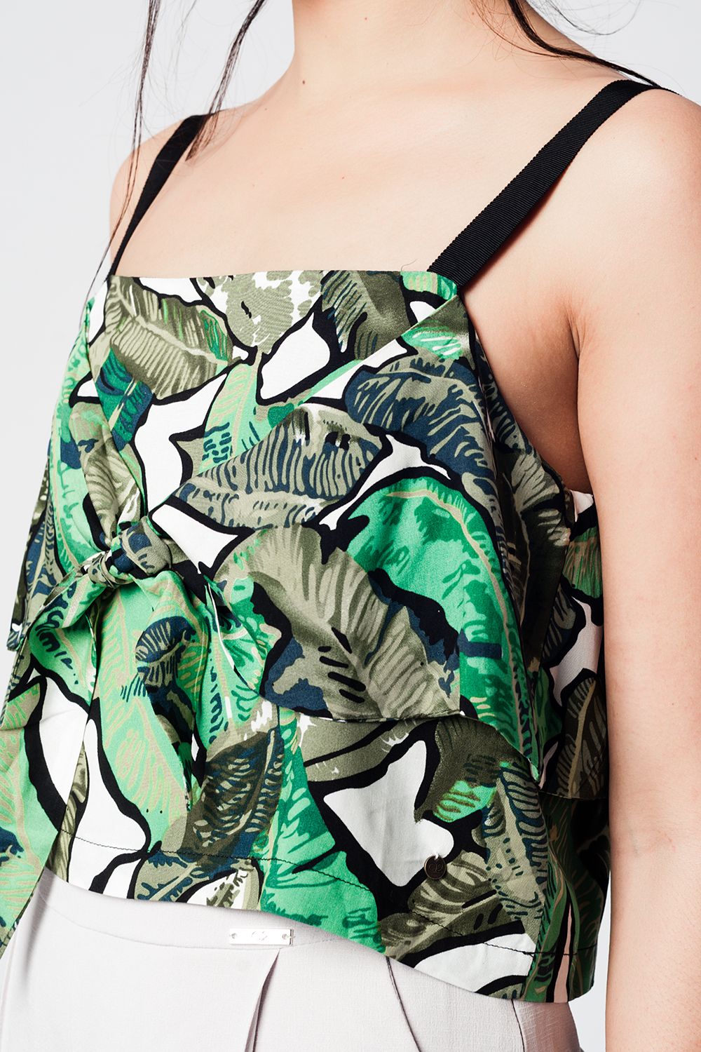 Top corto verde con estampado de hojas