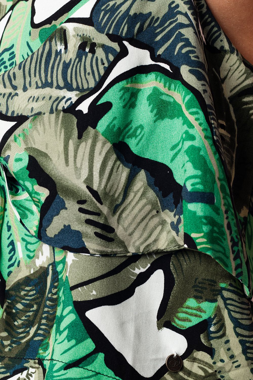 Top corto verde con estampado de hojas