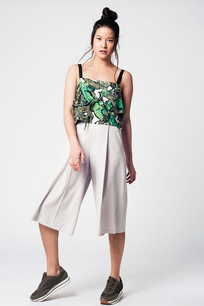 Top corto verde con estampado de hojas