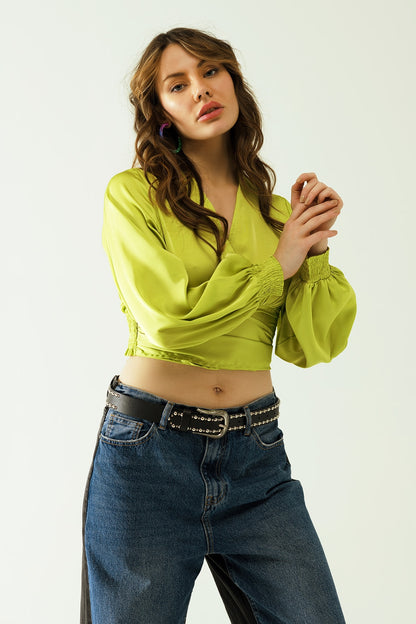 Top corto verde con mangas largas y anchas