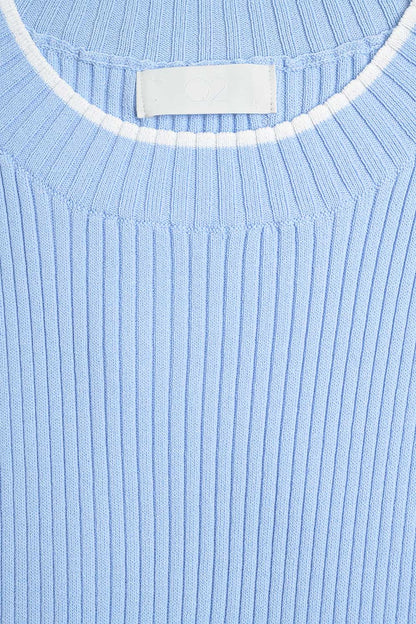 Top de canalé azul con ribete blanco