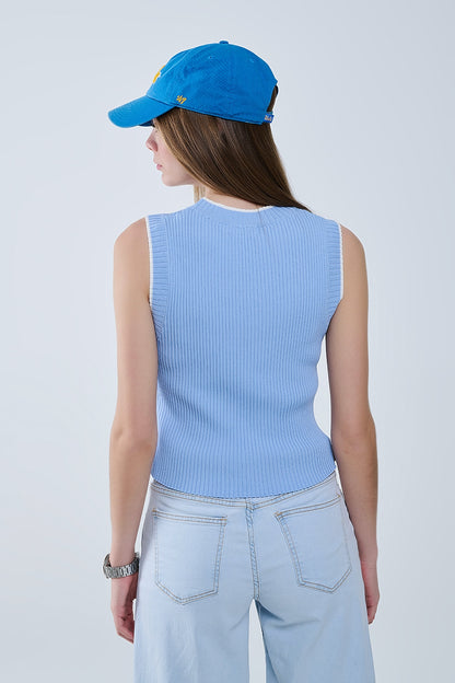 Top de canalé azul con ribete blanco