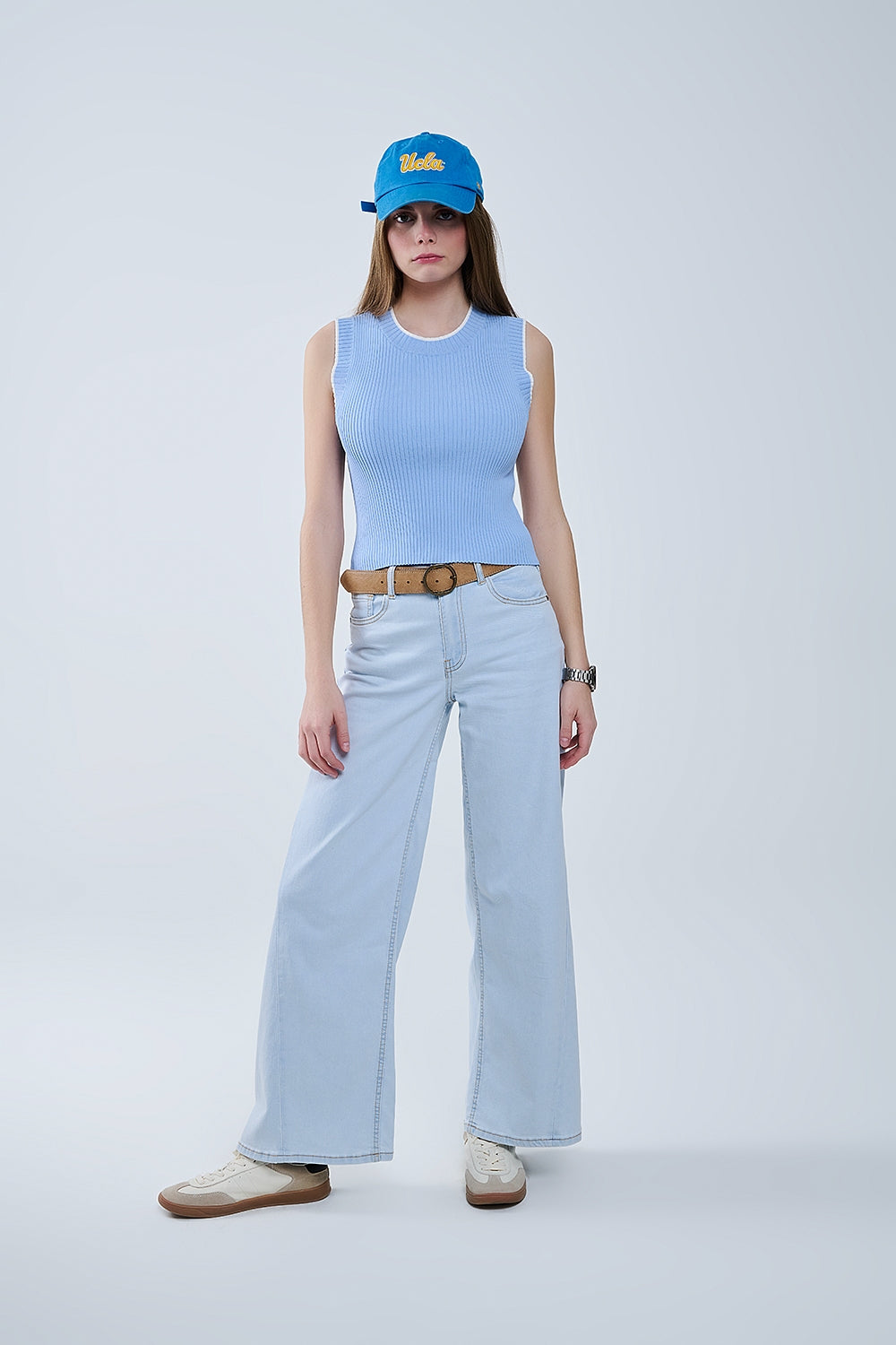 Top de canalé azul con ribete blanco