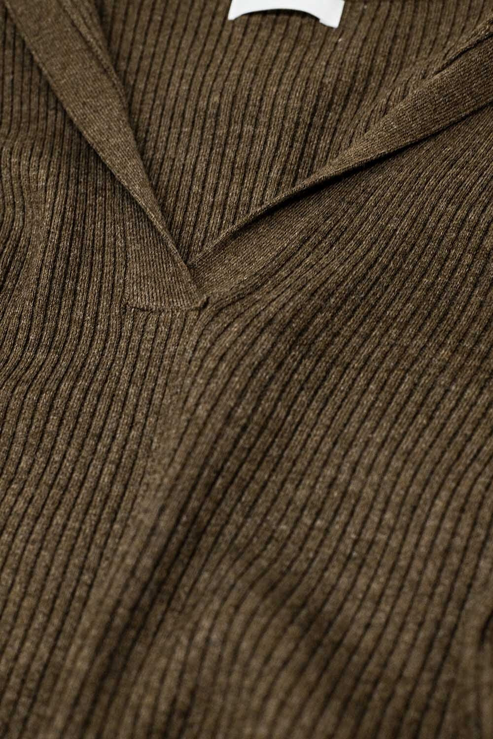 Top de canalé con cuello marrón y mangas largas