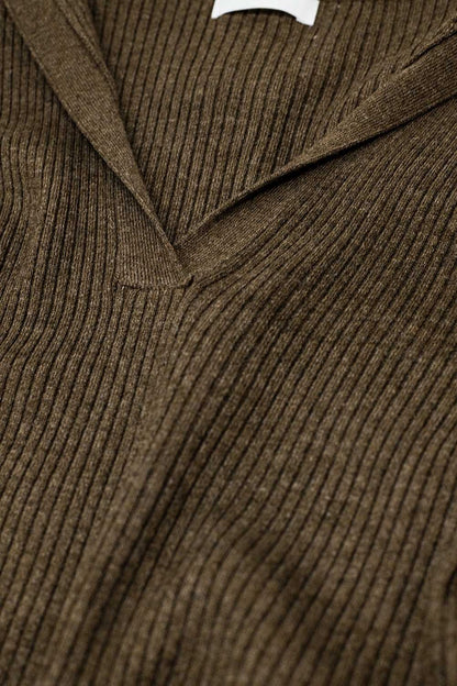 Top de canalé con cuello marrón y mangas largas