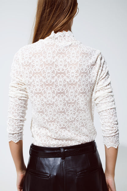 Top de cuello alto con flores bordadas y detalles de festón en blanco