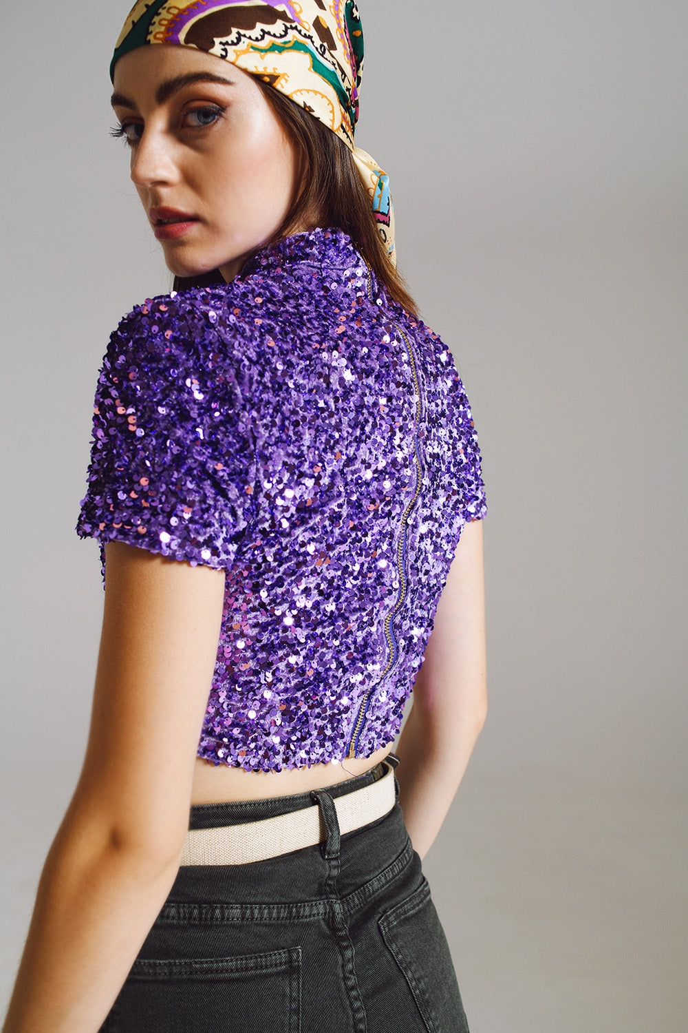 Top de cuello alto corto en lentejuelas moradas
